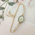 Detalle de reloj de pulsera ajustable dorado con hojas de diamante y cierre de tirón - Dorado