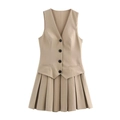 Détail d'un ensemble gilet sans manches col V kaki et jupe plissée sur fond blanc - XS / Kaki