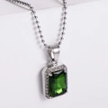 Dettaglio macro del ciondolo hip hop argento con pietra verde taglio smeraldo e diamanti - Verde smeraldo