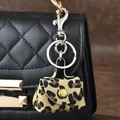 Mini Handtaschen Schlüsselanhänger mit Leopardenmuster Anhänger an schwarzer Tasche - Leopardengelb