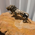Miniatura di leone in rame vintage in posa ruggente su base in pietra naturale - Leone
