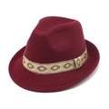 Cappello fedora classico in lana bordeaux con fascia geometrica su sfondo bianco semplice - M (56-58cm) / Borgogna