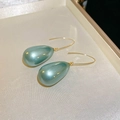 Dettaglio di eleganti orecchini a goccia con perla turchese pallido e ganci dorati - Verde (6# Gancio Dorato - Verde)