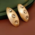 Detalle de pendientes ovalados de oro cepillado con tres circonitas cúbicas incrustadas - Oro-Circonita Champaña