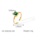 Macro-opname van goudkleurige stalen ring met groene zirkoon en afmetingen - Smaragdgroen (HC-R30150-GR)
