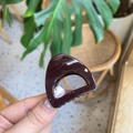 Pinza de pelo triangular en color marrón oscuro brillante para coleta alta sofisticada - Mini Oreja de Gato / Chocolate
