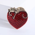 Spilla cuore fragola in smalto rosso con gatto dorato e occhi in gemma verde - Stile Gatto Cuore / Rosso