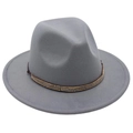 Détail d'un chapeau Fedora gris foncé avec ruban orné de perles sur un fond blanc - Gris clair