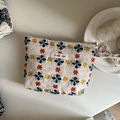 Detalle del bordado floral en neceser de lino con etiqueta de diseño Simple Wish - Beige con bordado de flores azules amarillas y naranjas