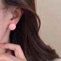 Boucles d'oreilles rondes roses avec tige en argent portées pour un look esthétique - Rose