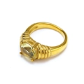 Détail d'une bague en acier doré 18 carats avec cristal jaune ovale et anneau texturé - Or Pierre Jaune