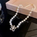 Elegante Perlenkette mit einem goldfarbenen, diamantbesetzten Blumenanhänger - Goldfarbener Strassblumen-Stil (13#)