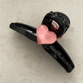 Dettaglio di una molletta per capelli nera lucida con un cuore rosa tridimensionale - Taglia Grande / Nero