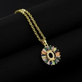 Collier en or avec zircons colorés et pendentif soleil circulaire sur fond noir - Lettre O Zircone Arc-en-ciel Plaquée Or