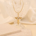 Elegante collar dorado con colgante de cruz, alas de ángel y gema transparente - Blanco