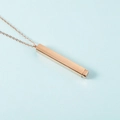 Primer plano detallado del collar de barra de acero inoxidable oro rosa en fondo azul - Grosor de Cadena 2mm / Oro rosa
