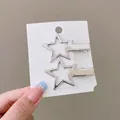 Détail de pinces à cheveux étoiles argentées sur carte avec mesure de 5,2 cm - Pince Bec de Canard Pentagramme (M3-075) / 5.2cm