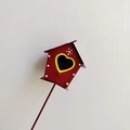 Paletto da giardino a forma di casetta per uccelli in metallo rosso con pois bianchi - Casetta per Uccelli 3D Rosso