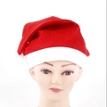 Klassieke rode vilten kerstmuts met witte bontrand en pompon getoond op een modelhoofd - Gewone Niet-geweven Volwassen Stijl (28x38cm) / Rood