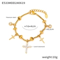 Dettaglio del bracciale con croce in acciaio al titanio placcato oro 18k con cristalli - Tema Croce / Oro