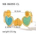 Detailansicht eines bunten Herz-Armreifs aus Emaille in Goldoptik mit 6,3 cm Durchmesser - Mehrfarbiger Stil (NB-B6090-CL)