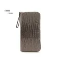 Cartera larga gris con relieve de cocodrilo, cremallera dorada y asa de muñeca - Gris