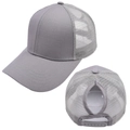 Detalle de gorra de béisbol gris con malla y abertura para coleta con cierre ajustable - Gris