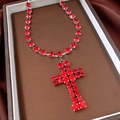Detalle del collar con colgante de cruz gótica y cristales rojos en caja de joyería - Plata-Rojo