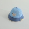 Dettaglio del tessuto a rete traspirante e della toppa con orsetto sul cappello bimbo - 50cm (1-3 anni) / Blu