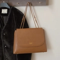 Borsa a tracolla marrone in ecopelle con catena dorata e patta dal design minimalista - Marrone
