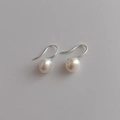 Elegant s925 silver hook earrings with round white natural freshwater pearls - K95-Medium 6-7mm