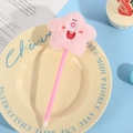 Vista dettagliata del design a stella di peluche rosa su una simpatica penna a sfera - Stile Monocolo Rosa (LYP6122) / Forma a proiettile / Rosa
