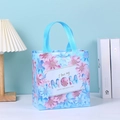 Blauwe Moederdag cadeautas van non-woven stof met bloemenprint en stevige handvatten - Stijl 1 (Blauw I love my MOM)
