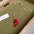 Collar de cuentas de cerámica con colgante de bayas rojas y cadena de serpiente plata - Estilo Racimo de Uvas Rojo