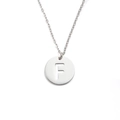 Gros plan du pendentif en acier inoxydable argenté avec la lettre F sur la chaîne - Lettre F (Couleur Acier)