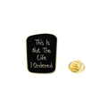 Pin's en émail noir et doré avec texte This Is Not The Life I Ordered et attache papillon - Ce n'est pas la vie que j'ai commandée