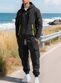 Survêtement homme noir avec détails jaune fluo et poches cargo photographié en extérieur - S / Noir