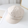 Detail einer beigen Schirmmütze mit strukturiertem Stoff und weichem Schirm in Flachlage - M (56-58 cm) Verstellbar / Hellbeige