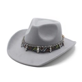 Détail du chapeau de cowboy gris avec ruban ethnique et breloques de feuilles argentées - M (56-58cm) / Gris