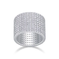 Makroaufnahme der breiten Iced Out Ringschiene mit mehrreihigem Pavé aus Zirkonia - US Größe 7 (54.3mm) / Kräftiger Full Pave Breitstil (R13822) Mit GRA-Zertifikat / Silber
