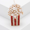 Broche créative en forme de popcorn avec perles blanches et strass rouges sur métal doré - Rouge