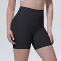 Detailopname van naadloze zwarte yoga shorts met hoge taille en elastische textuur - S / Zwart
