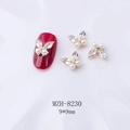 Détail de bijoux d'ongles papillon 3D avec perles blanches et ailes en strass brillant - Papillon en Perles Artificielles Irisées (8230 Blanc Irisé)