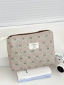 Detailaufnahme der gesteppten Blumen-Kosmetiktasche aus Cord mit braunem Reißverschluss - Clutch Bag / Graugrün