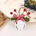 Campana di Natale bianca con bacche rosse, aghi di pino e fiocco scozzese decorativo - 3cm / Stile Corda di Canapa Bianca