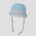 Detalle de un sombrero de sol de ganchillo hecho a mano con diseño bicolor azul y gris - M / Todo Azul