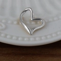 Ciondolo a cuore in acciaio inossidabile argento lucido su piatto di ceramica - Cuore Irregolare / Color Acciaio