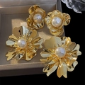Set de pendientes de flores doradas con perlas falsas y pétalos texturizados - Aguja de Plata - Pendientes de Gota de Flor de Perla Dorada (HE11528)