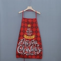 Rote karierte Weihnachtsschürze mit Aufdruck an einem hölzernen Kleiderbügel - Rotes Karo Merry Christmas Text (D款)