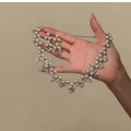 Elegante conjunto de joyas vintage con perlas y flores de diamante, collar y aretes - Conjunto de Perlas de Flores / Plateado
